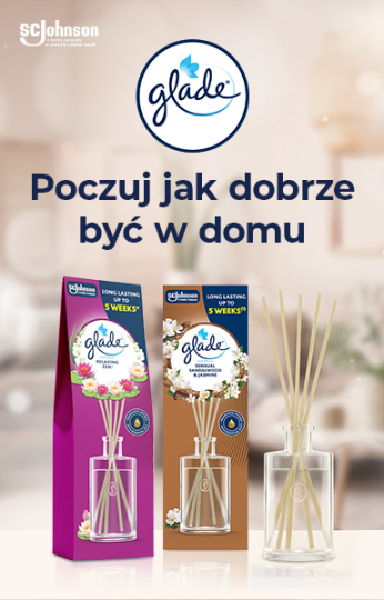 Reklama odświeżaczy powietrza Glade w patyczkach zapachowych – dwa warianty zapachowe w opakowaniach oraz flakon z patyczkami, hasło: „Poczuj jak dobrze być w domu
